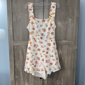 NWT Sadie & Sage Floral Open Back With Tie Style Romper Size Small